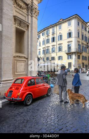 Straßengespräch an der Ecke Piazza di Santa Caterina della Rota und Via di Monserrato, in Regola, einem der älteren Viertel Roms in The Hear Stockfoto
