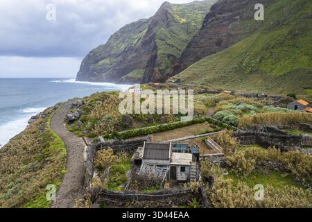 Achadas da Cruz, Madeira, Portugal. Das kleine Küstendorf mit der steilsten Seilbahn Europas. Drohnenansicht aus der Luft, Achadas da Cruz, Portugal Stockfoto