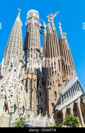 Barcelone, Spanien - 12. Juli 2025: Die Passionsfassade der Sagrada Familia Basilique in Barcelone Spanien Stockfoto