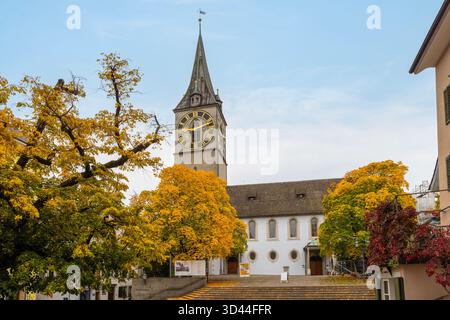 Der Turm von St. Peter, Zürichs älteste Pfarrkirche, mit dem größten Kirchenuhrblatt Europas, in der Altstadt, Kanton Zürich. Stockfoto