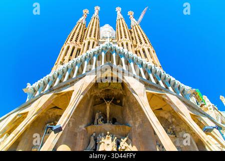 Barcelone, Spanien - 12. Juli 2025: Die Passionsfassade der Sagrada Familia Basilique in Barcelone Spanien Stockfoto