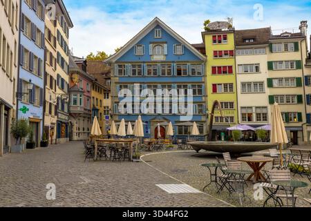 Der Münsterhof, der größte historische Platz in der Zürcher Altstadt, befindet sich neben der Fraumünster-Kirche im Kanton Zürich. Stockfoto
