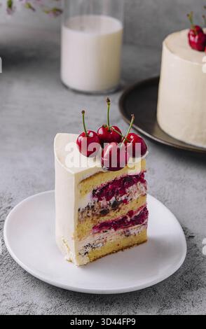 Essen, Ein Stück Milchkuchen mit Kirschen Stockfoto