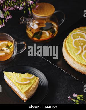 Essen, Zitronenkäsekuchen mit Blick auf Teeglas von oben Stockfoto