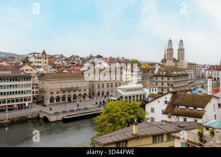 Ein erhöhter Blick vom Lindenhof über die Limmat in die Altstadt und das Grossmünster in Zürich, Kanton Zürich Stockfoto