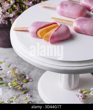 Essen, Mousse-Dessert in Form von Eis-Eis Stockfoto