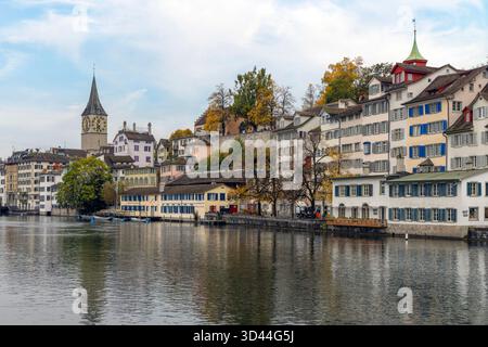 Die Limmatquai Promenade entlang der Limmat mit Blick auf die Altstadt, Grossmünster und historische Zunfthäuser in Zürich, Kanton Zürich Stockfoto