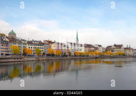 Die Limmatquai Promenade entlang der Limmat mit Blick auf die Altstadt, Grossmünster und historische Zunfthäuser in Zürich, Kanton Zürich Stockfoto