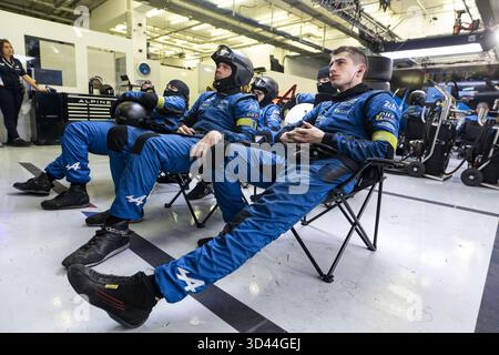 Alpine Endurance Team, Mechaniker, Mecanicien während der 8 Stunden von Bahrain 2025, 8. Runde der FIA-Langstrecken-Weltmeisterschaft 2025, vom 6. Bis 8. November 2025 auf dem Bahrain International Circuit in Sakhir, Bahrain Stockfoto