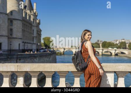 Weibliche Touristin vor Sainte Chapelle in Paris, Frankreich Stockfoto
