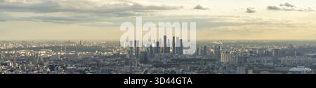 Moskauer Luftpanorama. Blick auf Moskau. Wolkenkratzer im Zentrum der Hauptstadt. Panorama der russischen Stadt bei Sonnenuntergang. Russische Architektur Stockfoto