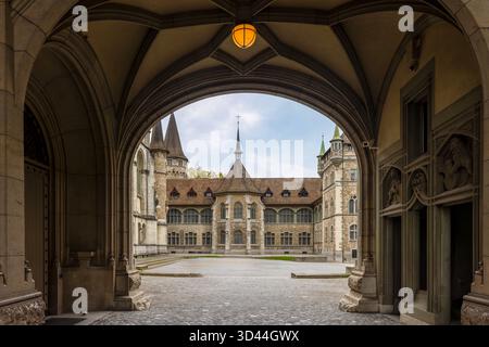 Das Schweizerische Landesmuseum, ein schlossähnliches historizistisches Gebäude mit moderner Betonanbauung, in Zürich, Kanton Zürich Stockfoto