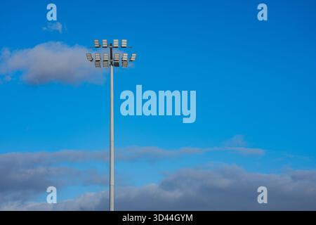 Stockport, Großbritannien. November 2025. Allgemeine Ansicht der Flutlichter vor dem Spiel der Sky Bet League 1 zwischen Stockport County und Luton Town im Edgeley Park Stadium, Stockport, England am 8. November 2025. Foto: David Horn. Quelle: Prime Media Images/Alamy Live News Stockfoto