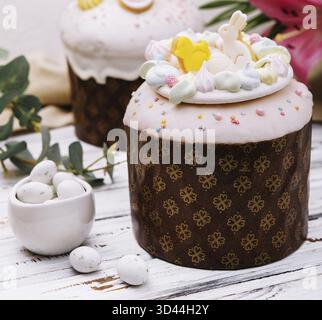 Essen, Osterkuchen und Osterhase mit Eiern Stockfoto