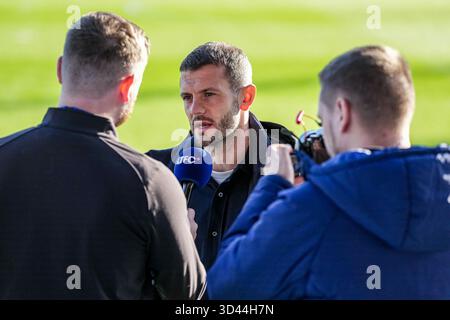 Stockport, Großbritannien. November 2025. Jack Wilshere (Manager) von Luton Town vor dem Spiel der Sky Bet League 1 zwischen Stockport County und Luton Town im Edgeley Park Stadium, Stockport, England am 8. November 2025. Foto: David Horn. Quelle: Prime Media Images/Alamy Live News Stockfoto