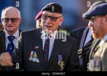 Stockport, Großbritannien. November 2025. Ein Veteran vor dem Spiel der Sky Bet League 1 zwischen Stockport County und Luton Town im Edgeley Park Stadium, Stockport, England am 8. November 2025. Foto: David Horn. Quelle: Prime Media Images/Alamy Live News Stockfoto