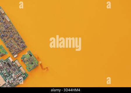 Flaches Layout einiger Mainboards vor gelbem Hintergrund mit viel Kopierplatz Stockfoto
