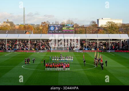 Stockport, Großbritannien. November 2025. Eine Schweigeminute für Remembrance vor dem Spiel der Sky Bet League 1 zwischen Stockport County und Luton Town im Edgeley Park Stadium, Stockport, England am 8. November 2025. Foto: David Horn. Quelle: Prime Media Images/Alamy Live News Stockfoto