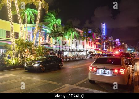 Miami Beach, USA - 10. September 2019: Ocean Drive Miami Beach bei Sonnenuntergang. Die Skyline der Stadt mit Palmen in der Abenddämmerung. Art Deco von South Beach Stockfoto
