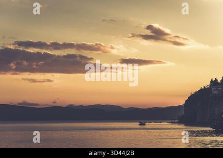 Sonnenuntergang über der wunderschönen See von Ohrid, Republik Mazedonien Stockfoto