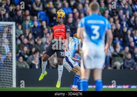 Stockport, Großbritannien. November 2025. Teden Mengi (15) aus Luton Town während des Spiels der Sky Bet League 1 zwischen Stockport County und Luton Town im Edgeley Park Stadium, Stockport, England am 8. November 2025. Foto: David Horn. Quelle: Prime Media Images/Alamy Live News Stockfoto