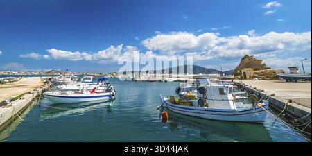 Zakynthos, Griechenland - April 2019 : kleine Fischerboote und schnelle private Motorboote im Hafen von Laganas Stockfoto