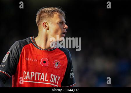 Stockport, Großbritannien. November 2025. Mads Anderson (5) aus Luton Town während des Spiels der Sky Bet League 1 zwischen Stockport County und Luton Town im Edgeley Park Stadium, Stockport, England am 8. November 2025. Foto: David Horn. Quelle: Prime Media Images/Alamy Live News Stockfoto