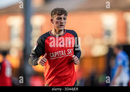 Stockport, Großbritannien. November 2025. Jake Richards (27) aus Luton Town während des Spiels der Sky Bet League 1 zwischen Stockport County und Luton Town im Edgeley Park Stadium, Stockport, England am 8. November 2025. Foto: David Horn. Quelle: Prime Media Images/Alamy Live News Stockfoto