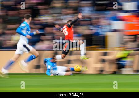 Stockport, Großbritannien. November 2025. Cohen Bramall (33) aus Luton Town (rechts) während des Spiels der Sky Bet League 1 zwischen Stockport County und Luton Town im Edgeley Park Stadium, Stockport, England am 8. November 2025. Foto: David Horn. Quelle: Prime Media Images/Alamy Live News Stockfoto