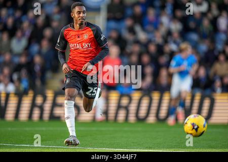 Stockport, Großbritannien. November 2025. Isaiah Jones (25) aus Luton Town während des Spiels der Sky Bet League 1 zwischen Stockport County und Luton Town im Edgeley Park Stadium, Stockport, England am 8. November 2025. Foto: David Horn. Quelle: Prime Media Images/Alamy Live News Stockfoto