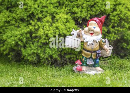 Gartenzwerg in der Gartendekoration Stockfoto