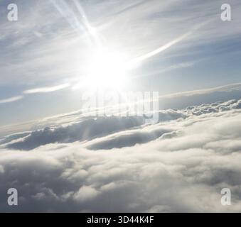 Anzeigen von Wolken aus dem Flugzeugfenster, einer Gruppe von Wolken im Himmel Stockfoto