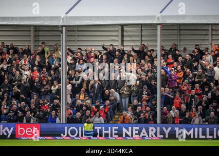 Stockport, Großbritannien. November 2025. Luton Town Fans beim Spiel der Sky Bet League 1 zwischen Stockport County und Luton Town im Edgeley Park Stadium in Stockport, England am 8. November 2025. Foto: David Horn. Quelle: Prime Media Images/Alamy Live News Stockfoto