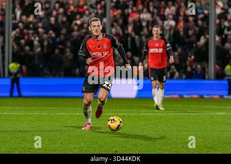 Stockport, Großbritannien. November 2025. George Saville (23) aus Luton Town während des Spiels der Sky Bet League 1 zwischen Stockport County und Luton Town im Edgeley Park Stadium, Stockport, England am 8. November 2025. Foto: David Horn. Quelle: Prime Media Images/Alamy Live News Stockfoto