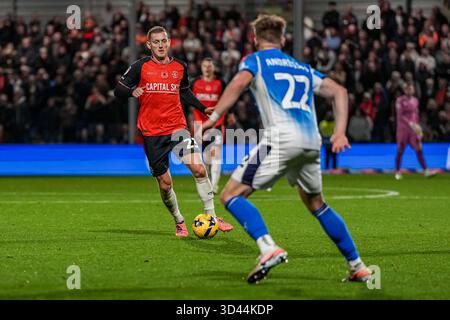 Stockport, Großbritannien. November 2025. George Saville (23) aus Luton Town während des Spiels der Sky Bet League 1 zwischen Stockport County und Luton Town im Edgeley Park Stadium, Stockport, England am 8. November 2025. Foto: David Horn. Quelle: Prime Media Images/Alamy Live News Stockfoto