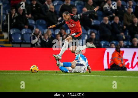 Stockport, Großbritannien. November 2025. Ali Al-Hamadi (12) aus Luton Town während des Spiels der Sky Bet League 1 zwischen Stockport County und Luton Town im Edgeley Park Stadium, Stockport, England am 8. November 2025. Foto: David Horn. Quelle: Prime Media Images/Alamy Live News Stockfoto