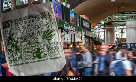LONDON, Großbritannien - 21. SEPTEMBER 2018: Souvenirtasche auf dem Borough Market mit Marktständen im Hintergrund Stockfoto
