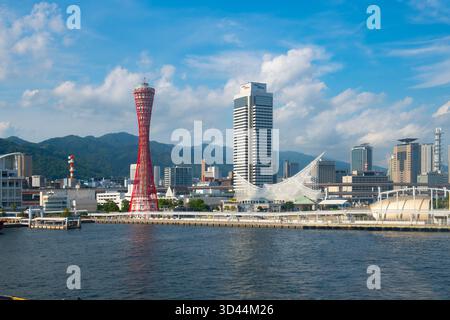 Kobe Moderne Skyline einschließlich Port Tower, Hotel Okura und Maritime Museum am Kobe Waterfront in Chuo Ward, mit Mount Rokko im Hintergrund Kobe, Hy Stockfoto