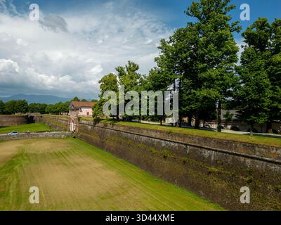 Antike Stadtmauern von Lucca, Toskana, Italien – aus der Vogelperspektive auf die historischen Festungsmauern, umgeben von Bäumen, offenem Grasland und den toskanischen Hügeln Stockfoto
