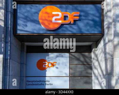 Nahaufnahme des ZDF Hauptstadtstudios in Berlin Mitte, unter den Linden. Stockfoto
