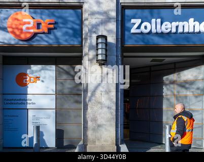 Das Äußere des ZDF-Hauptstadtstudios (Zollernhof-Gebäude) unter den Linden in Berlin Mitte. Stockfoto