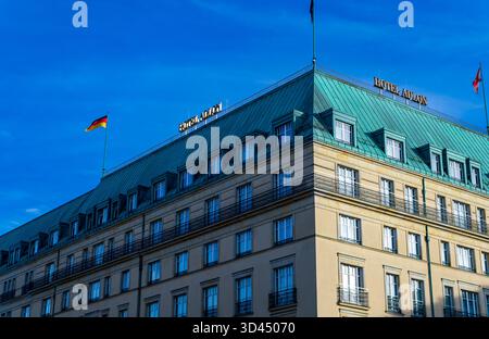 Das historische Hotel Adlon Kempinski in Berlin Mitte befindet sich in der Nähe des Brandenburger Tors unter den Linden. Stockfoto