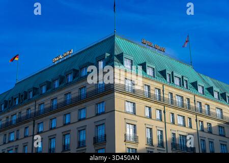 Das historische Hotel Adlon Kempinski in Berlin Mitte befindet sich in der Nähe des Brandenburger Tors unter den Linden. Stockfoto