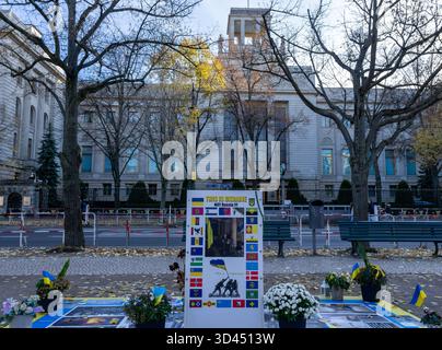Eine politische Gedenkstätte und Protestinstallation, die von pro-ukrainischen Anhängern vor der russischen Botschaft unter den Linden in Berlin errichtet wurde. Stockfoto