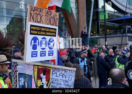 Die UKIP, angeführt von Nick Tenconi, hielt einen kleinen marsch durch Sheffield ab, der zu Massendeportationen aufrief, während sie gegen Rassismus und HALSTUCH protestierten. Stockfoto