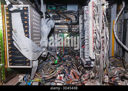 Mehrere angeschlossene Serverkabel in einem Verteilerkasten. Stockfoto