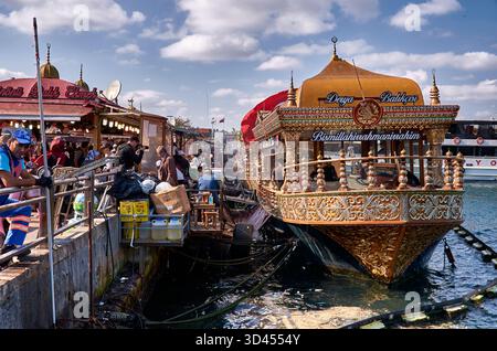 Istanbul, Türkei - 03. Oktober 2015: Fischgeschäft auf einem Boot im Hafen von Instanbul Stockfoto