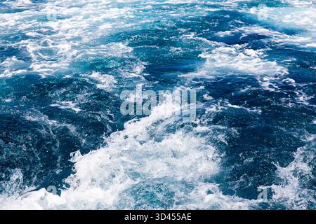 Ozean Wasser Hintergrund mit Schaum. Wasserspritzer im Meer. Keine Ruhe Stockfoto