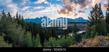 Grand Teton Sunset Vista vom Snake River Overlook im Grand Teton National Park fängt die zerklüftete Landschaft der Teton Range ein. Das vista ist ein beliebtes Hotel Stockfoto
