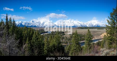 Tetons: Der Snake River fließt durch den Grand Teton National Park. Eine bewölkte Grand Teton Mountain Range sorgt für einen betäubenden Eindruck Stockfoto